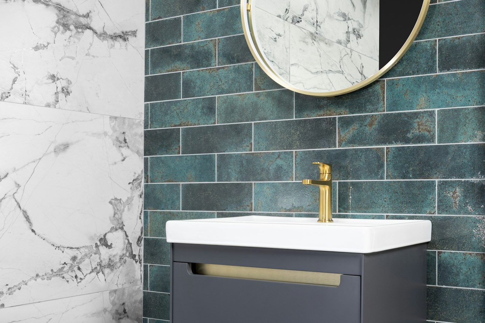 Bathroom renovation Drouin - vanity and storage